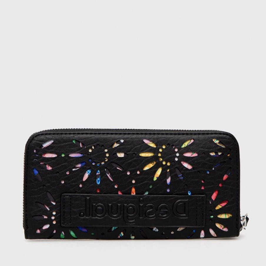 Portofel Desigual din piele ecologică decupată, ornamentală.  Buzunarul pentru monede se închide cu ajutorul fermoarului. 