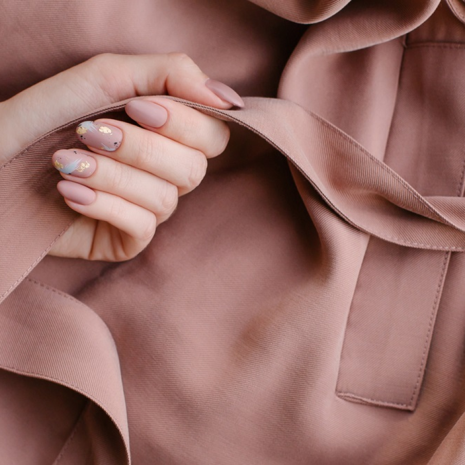 Manichiură de toamna în nuanțe de roz mat, cu detalii delicate pictate