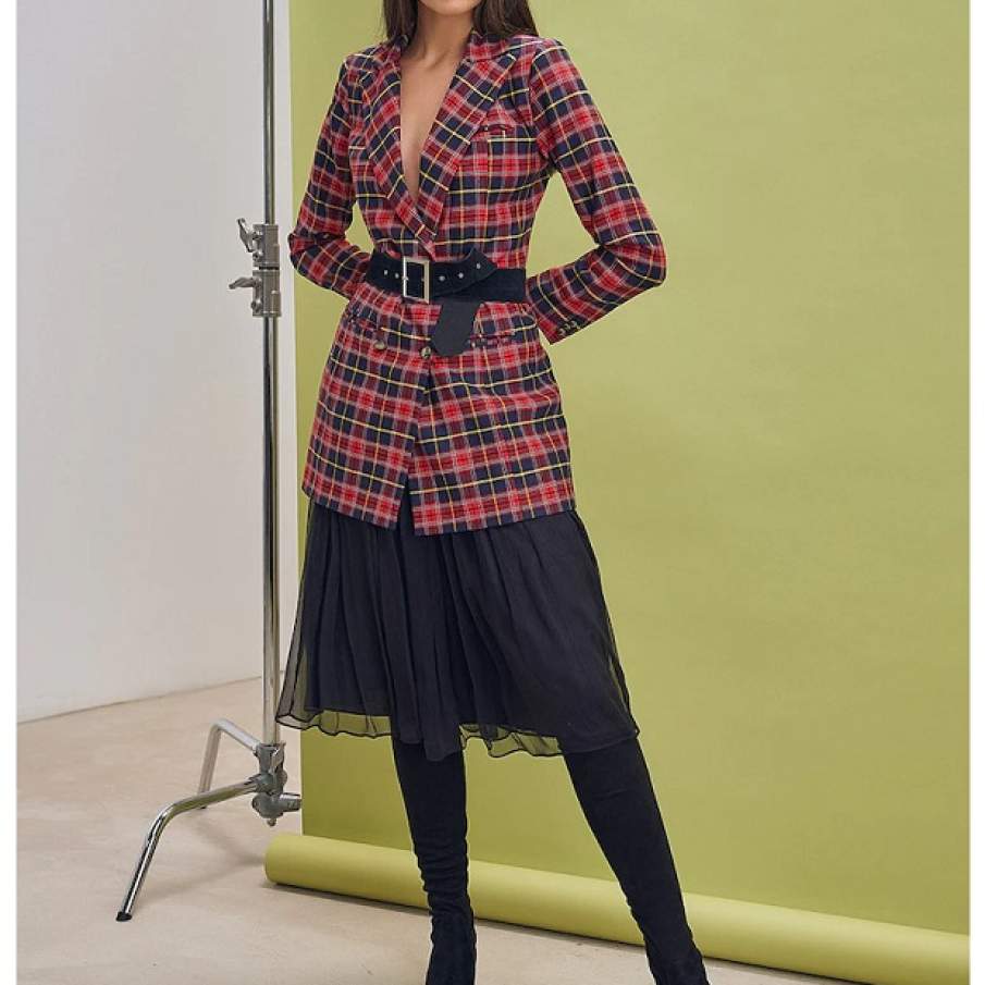 Sacou cambrat elegant din amestec de lână, carourile fiind în nuanță de roșu și bleumarin combinate cu un ton de galben.