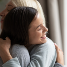 Îmbrățișarea - expresia conexiunii.  Ce pierdem atunci când uităm să ne îmbrățișăm?