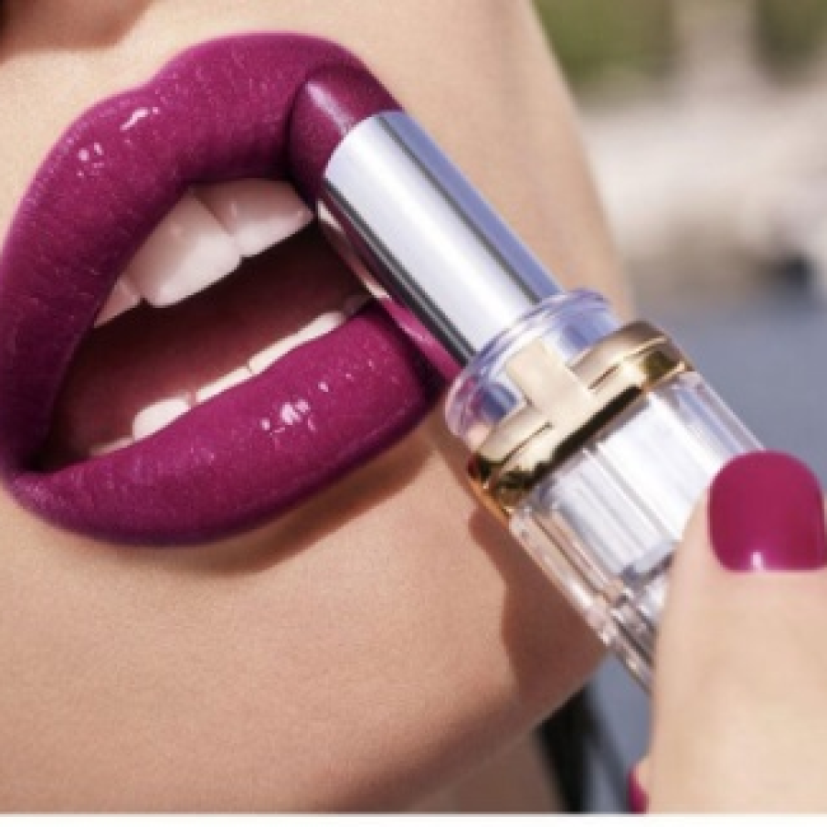 Ruj Cu Finish Strălucitor L'Oreal Paris, Color Riche Shine, 470 Map To Nirvana. Oferă buzelor o strălucire intensă multidimensională datorită pigmenților săi, volum și hidratare de durată. 