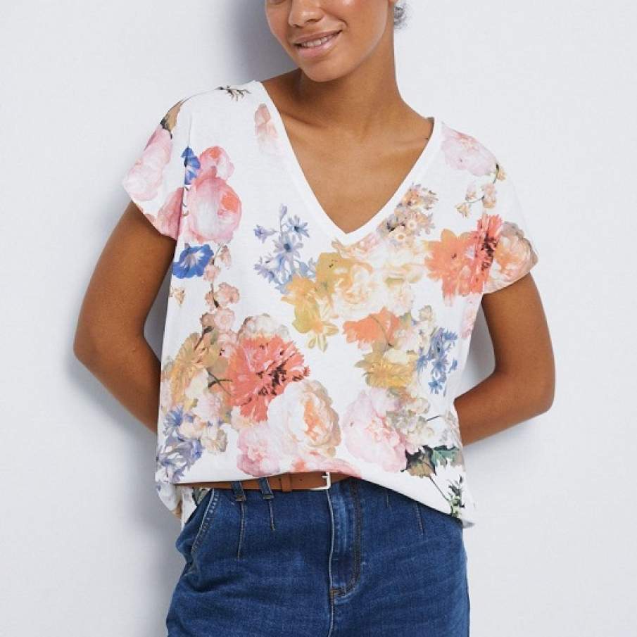 Tricou lejer alb, de bumbac, cu motive florale și decolteu în V. Face parte din colecția Medicine