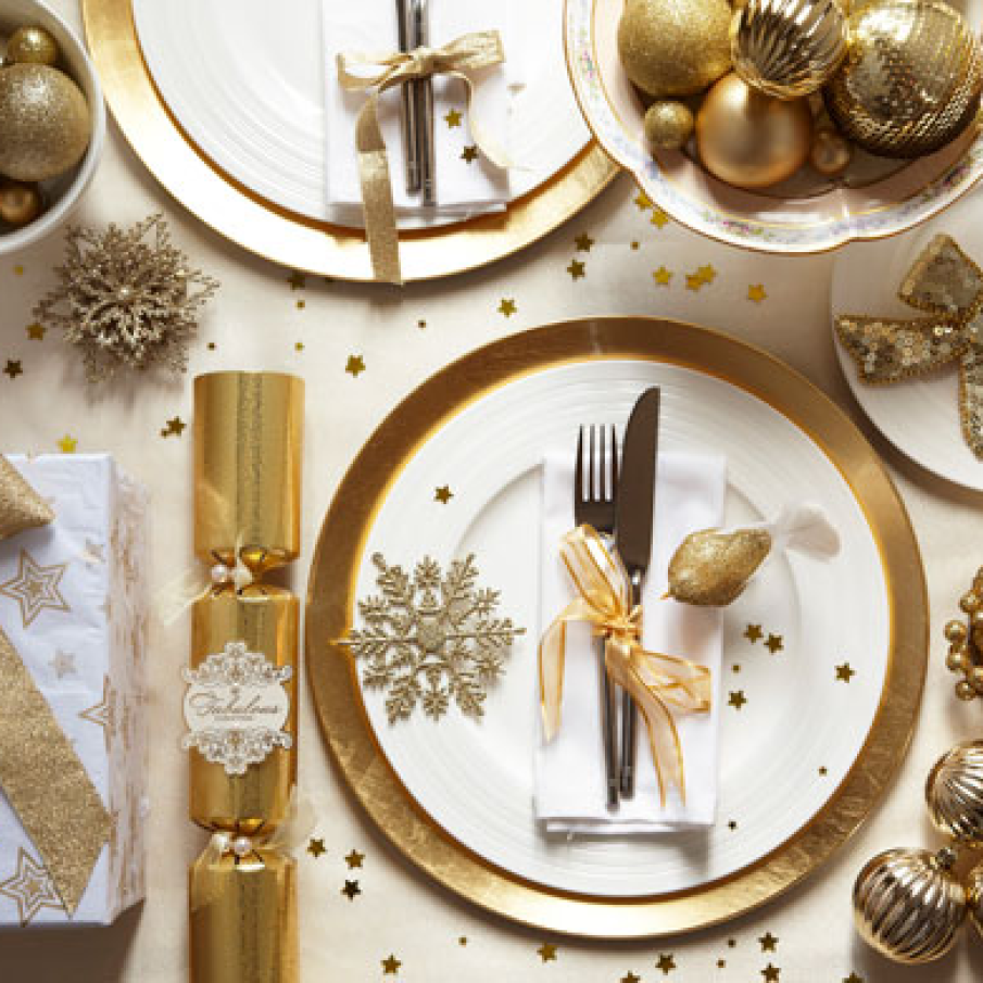 Aranjament masa in auriu si alb