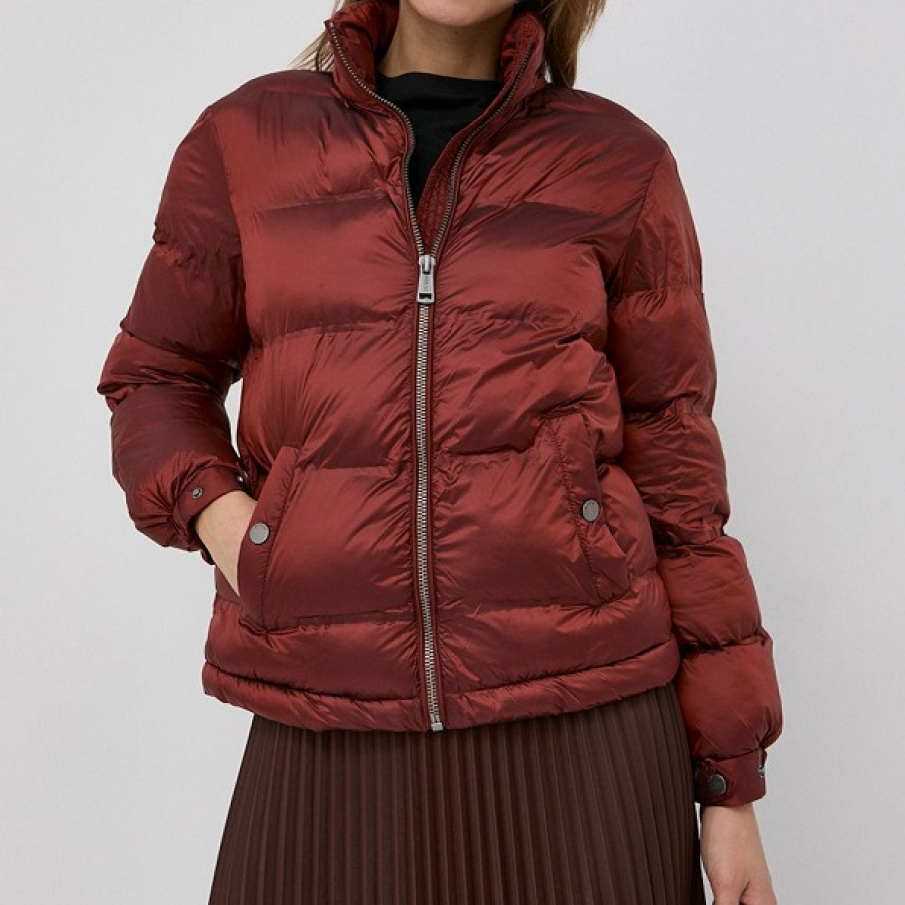 Geacă din colecția Guess, din material matlasat, impermeabilă și rezistentă la vânt. Dispune de sistemul Thermore Ecodown pentru un confort termic optim. 