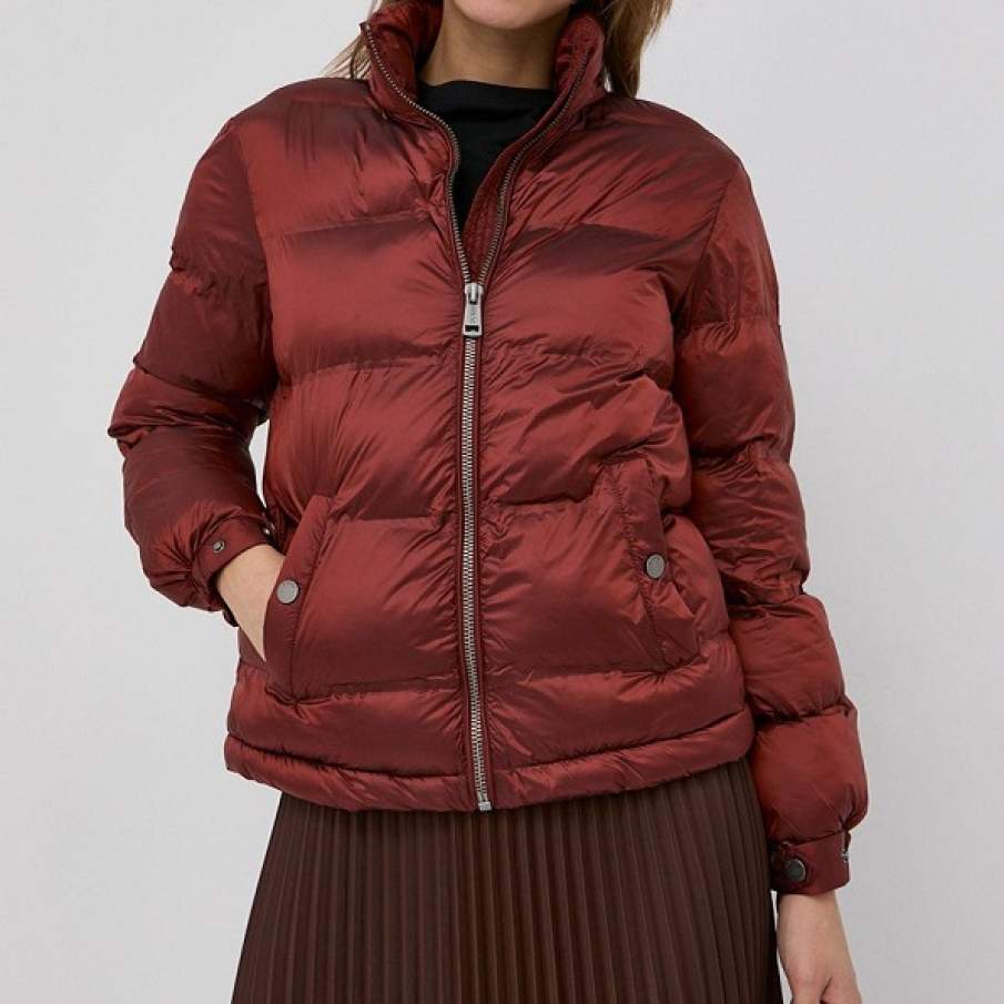 Geacă din colecția Guess, din material matlasat, impermeabilă și rezistentă la vânt. Dispune de sistemul Thermore Ecodown pentru un confort termic optim. 