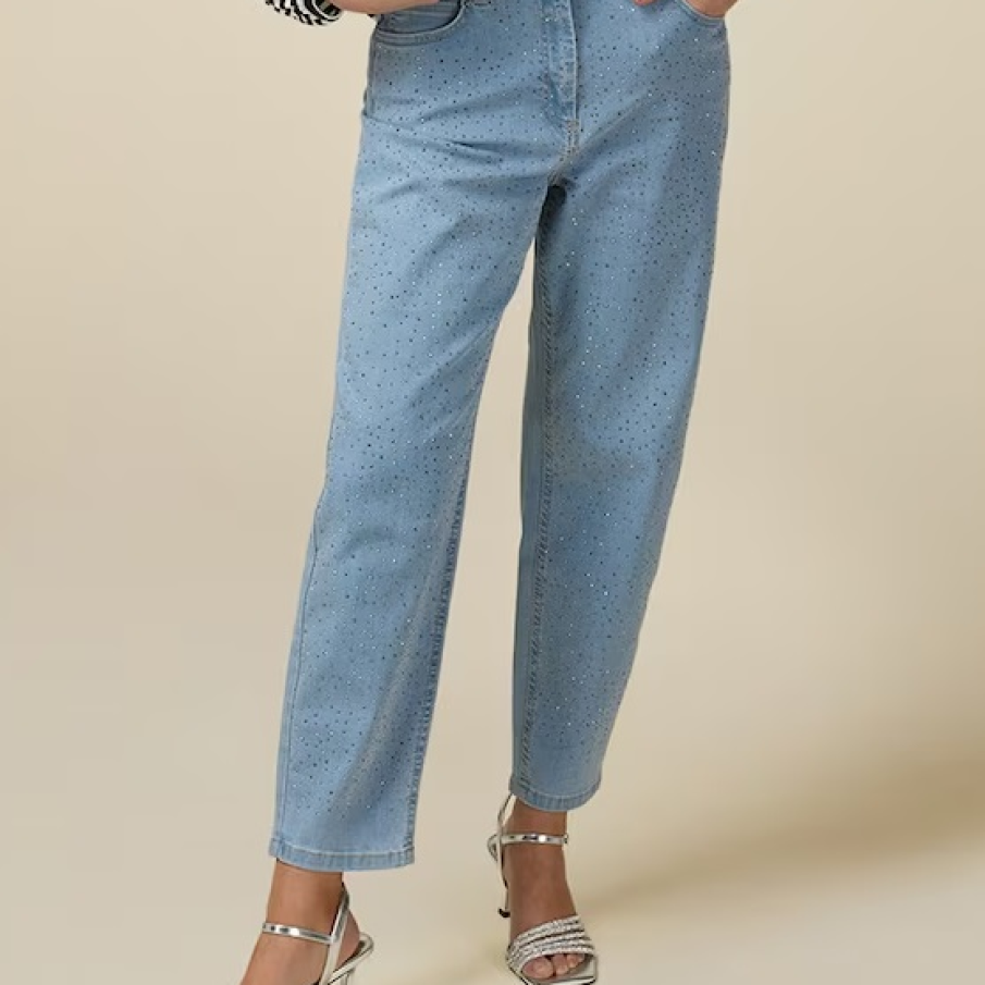 Blugi Oltre în nuanță de albastru deschis, cu croială amplă și ștrasuri strălucitoare pe partea din față 