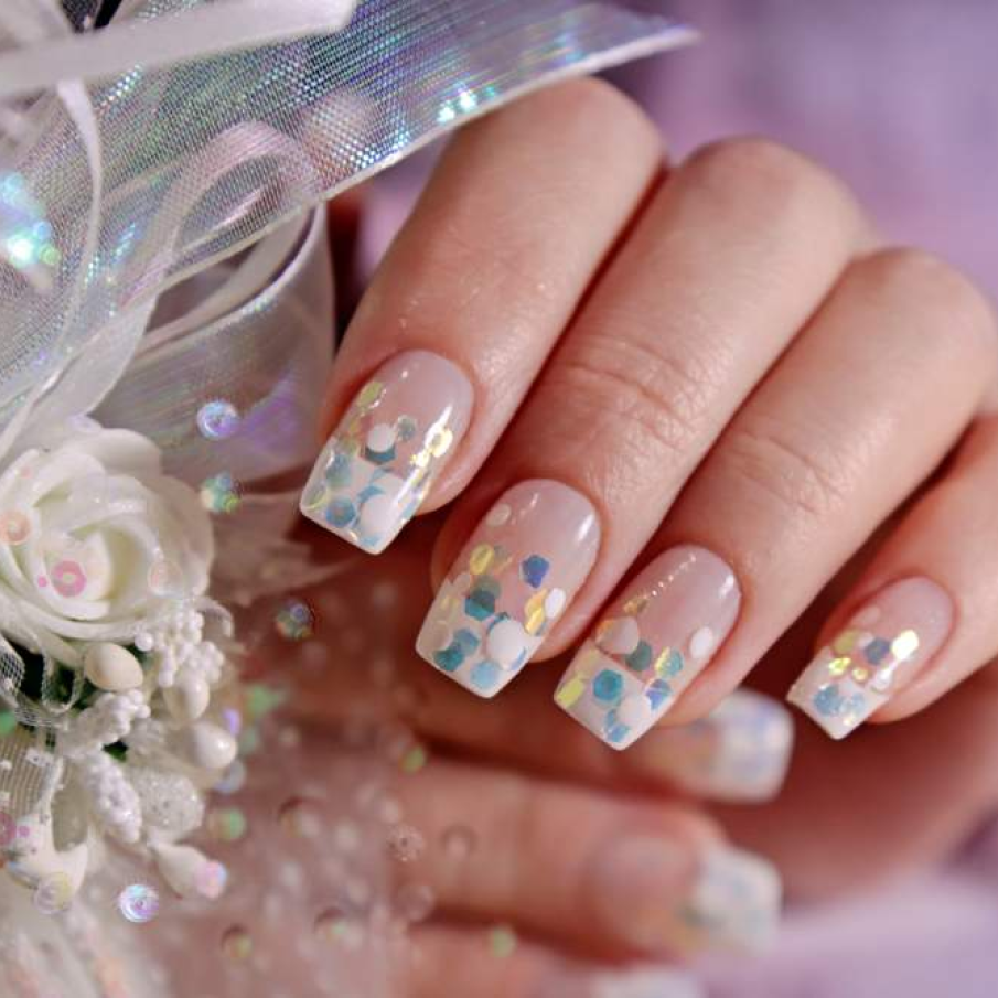 Manichiura french cu aplicatii multicolore translucide