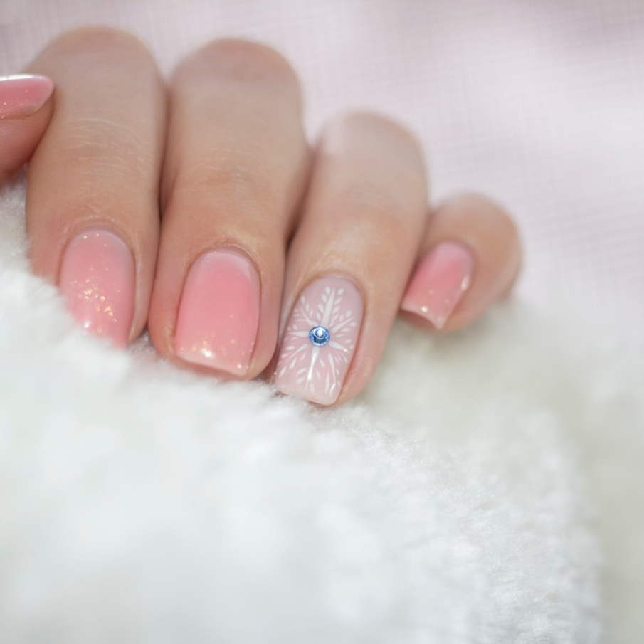 Fulgii de nea sunt un motiv de nelipsit din manichiura de iarna si de Craciun si de pe unghiile nude sau roz pal