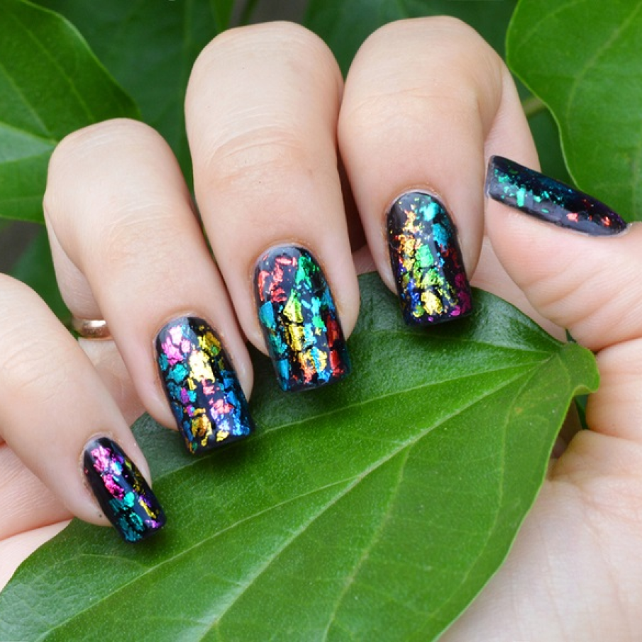 Nail art curcubeu cu efect de marmură și foițe multicolore aplicate 
