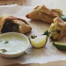 Pateuri indiene (Samosa) coapte, cu sos de iaurt mentolat