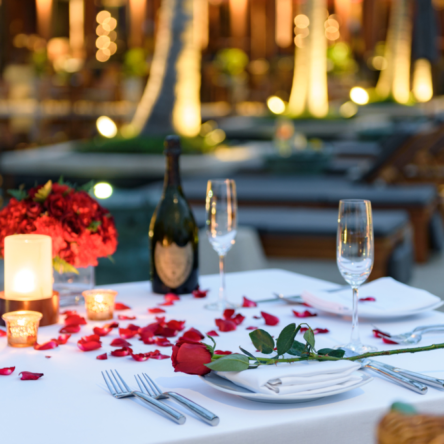 Poate ca sunt deja un cliseu, dar petalele de trandafir pe masa sunt tare spectaculoase