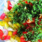 Salata aromata cu legume si dressing de iaurt