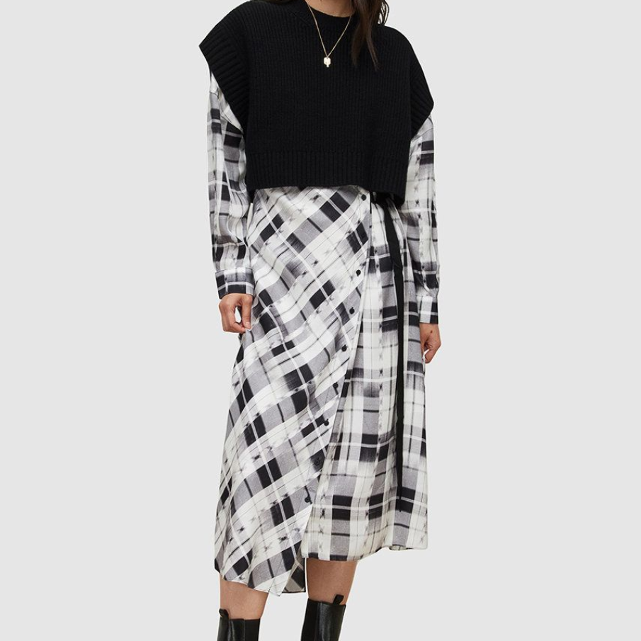 Rochie midi în carouri mari, alb-negru, și pulover simplu, negru, fără mâneci care poate fi purtat peste 