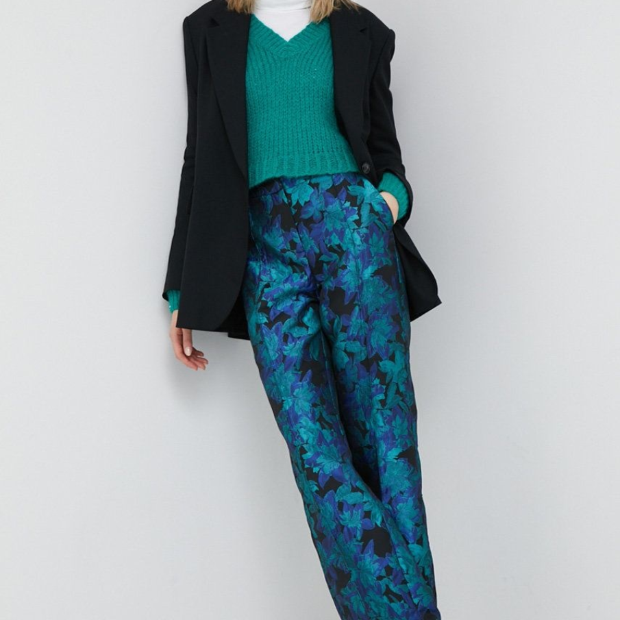 Pantaloni statement din colecția Y.A.S cu un superb imprimeu decorativ, picior drept și talie înaltă