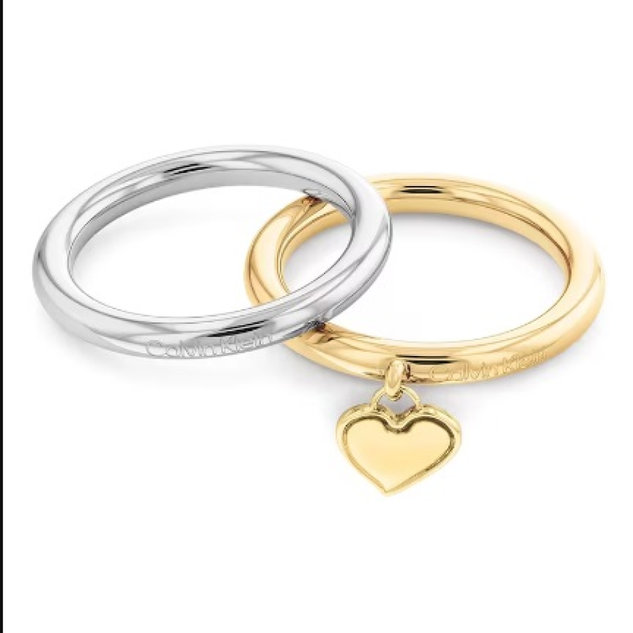 Set de inele de oțel inoxidabil de la CALVIN KLEIN, în nuanță de argintiu și auriu, unul simplu și de formă rotundă, celălalt cu un mic detaliu în formă de inimă