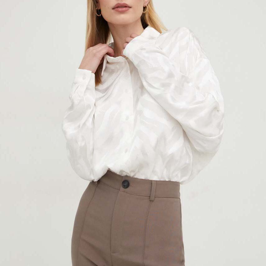 Cămașă din colecția Answear Lab confecționată din material rezistent la șifonare. Are linia umerilor lăsată și spatele mai lung