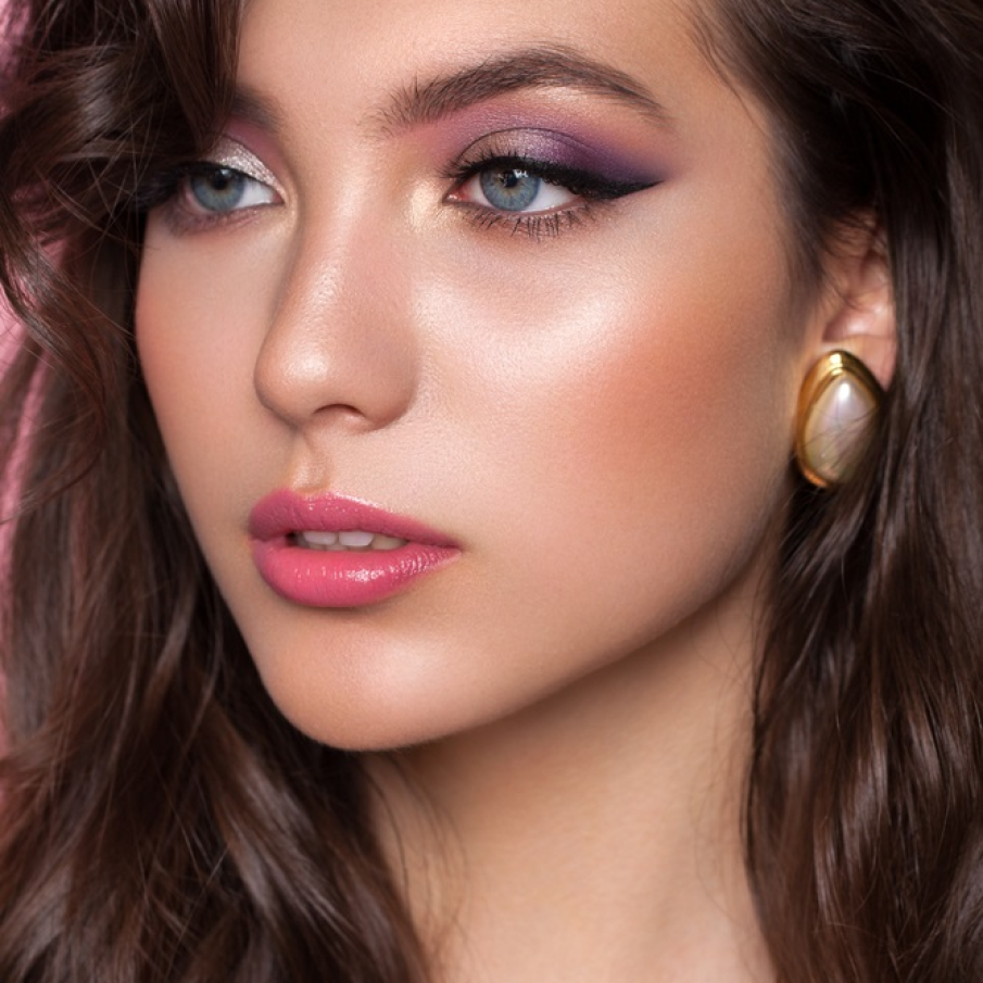 Machiaj de Crăciun natural, în nuanțe de violet, subliniat frumos în jurul ochilor și de codițele trasate cu ajutorul tușului