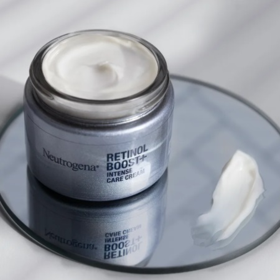 Crema intensivă de îngrijire Neutrogena Retinol Boost contribuie la netezirea liniilor fine și a ridurilor și hidratează, lăsând tenul neted și reducând totodată apariția petelor pigmentare 