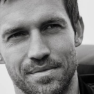 Tommy Hilfiger lansează prima colecție capsulă pentru bărbați TommyXMercedes-Benz