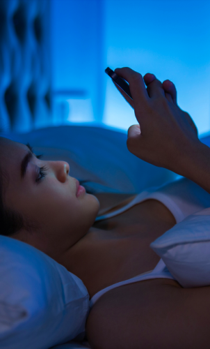 Ce se întâmplă cu creierul tău când stai prea mult pe telefon înainte de somn