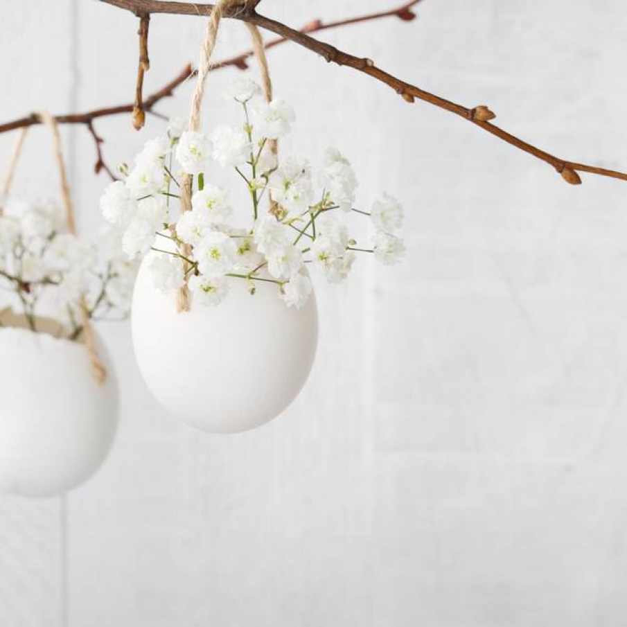 Cosulete cu flori agatate de crengi decorative