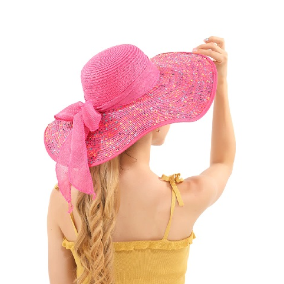 Pălărie roz din paie Kaypsre, cu cozoroc larg, confecționată din paie, un material respirabil. Este elegantă datorită panglicii roz feminine, iar picățelele decorative o fac și mai interesantă și mai ușor de asortat. 