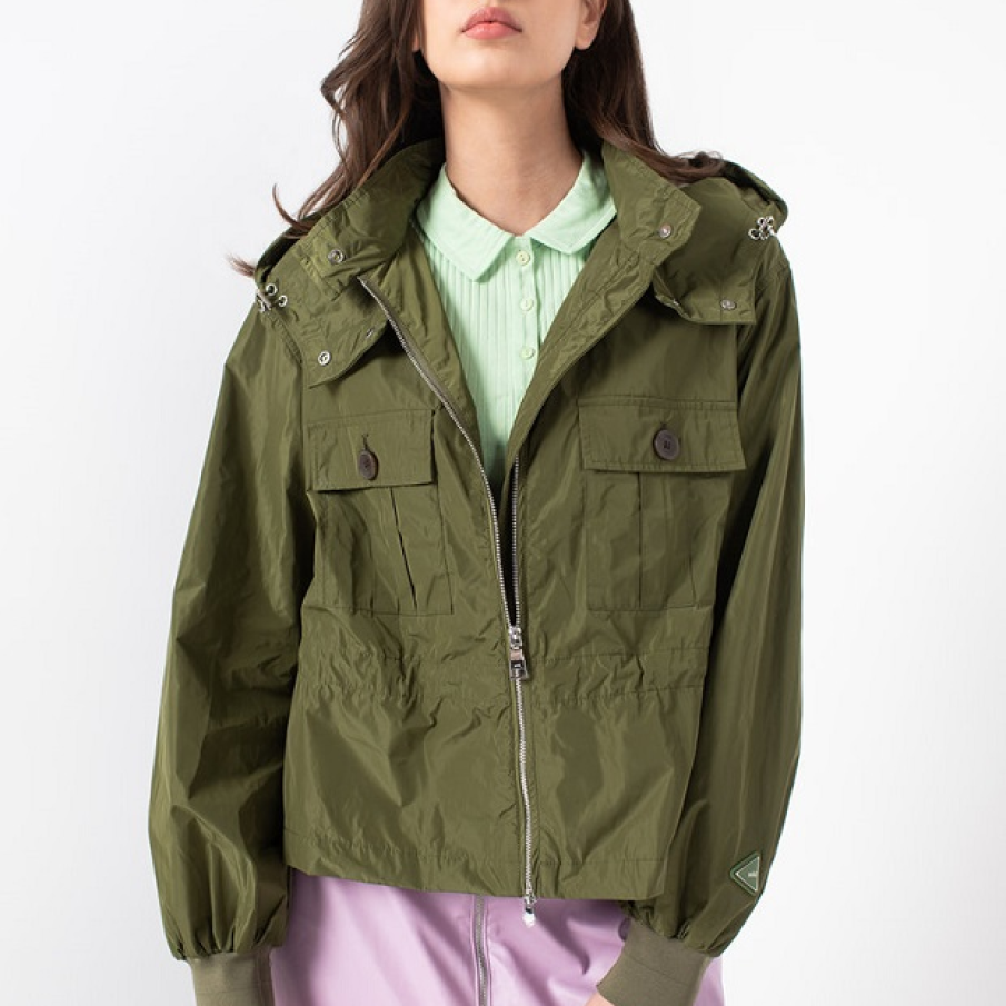Jachetă scurtă, lejera, în nuanță de verde ferigă, cu glugă și finisaj rezistent la apă 