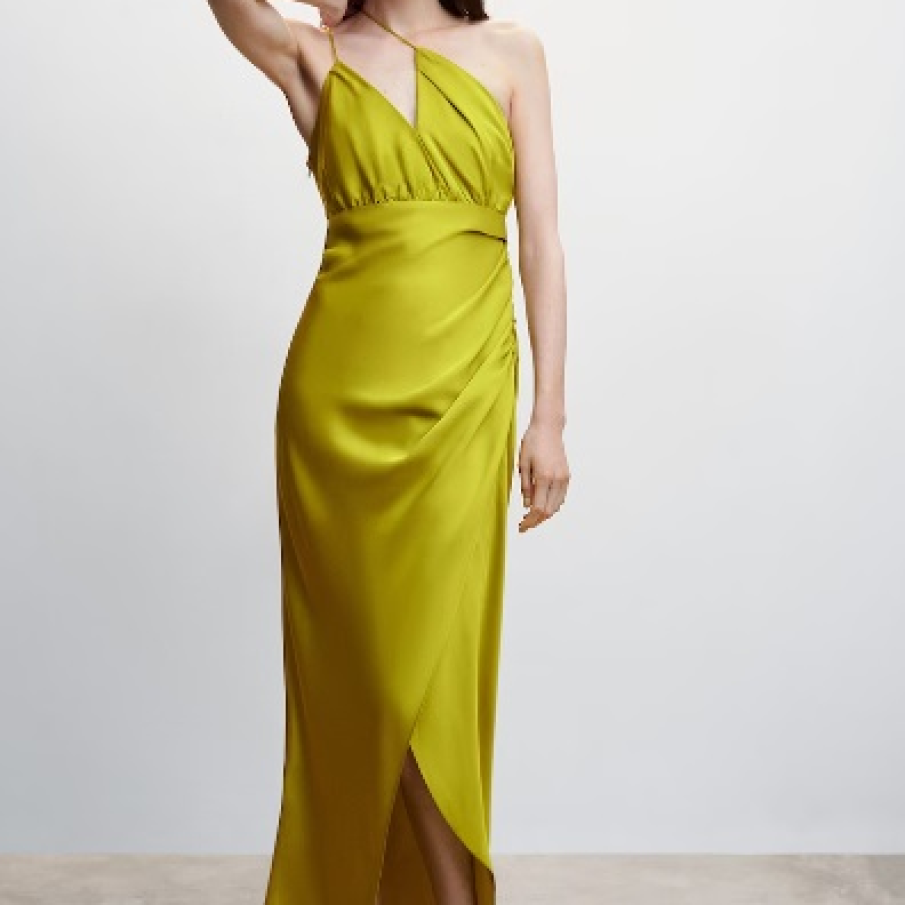 Rochie lungă satinată și asimetrică de la Mango, elegantă, pe un singur umăr, într-o minunată nuanță de verde-galben muștar