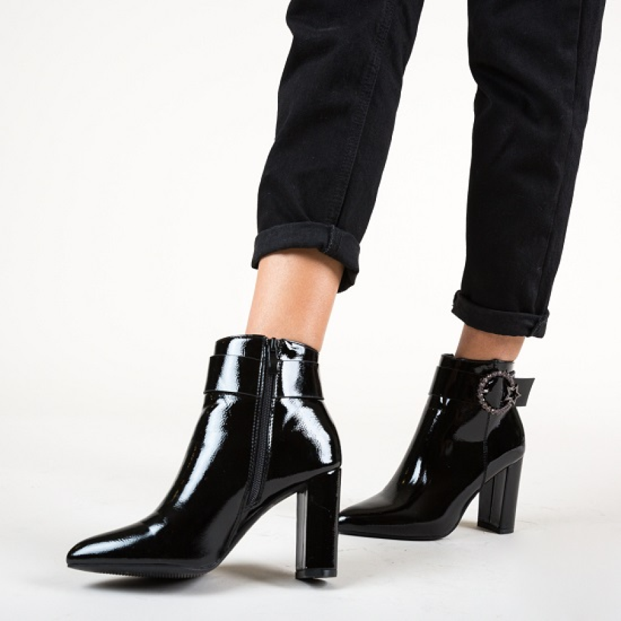 Botine de ocazie lăcuite, cu detaliu metalic 