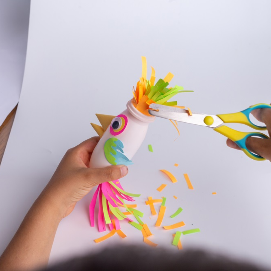 Papagalul vesel confecționat din borcănel reciclat de iaurt și hârtie colorată 