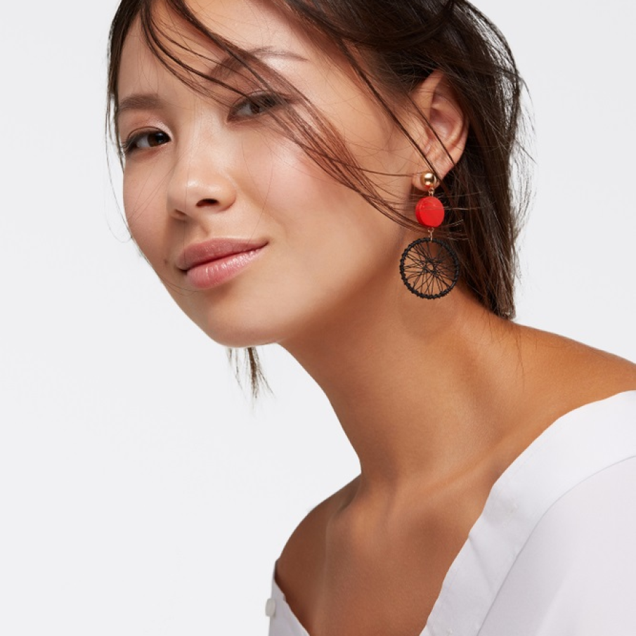 Cercel trendy roșu-negru-auriu la o singură ureche 