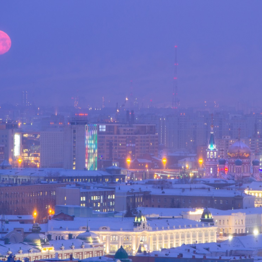 Orasul Omsk, din Rusia, este insufletit de lumina unei luni pline si rosii