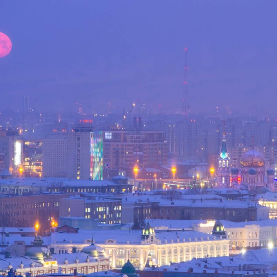 Orasul Omsk, din Rusia, este insufletit de lumina unei luni pline si rosii