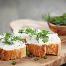 Crema de brânză cu mărar, o rețetă potrivită pentru o gustare răcoritoare