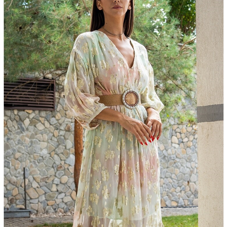 Rochie lungă de mătase cu imprimeu floral auriu pentru o ținută extrem de feminină și delicată