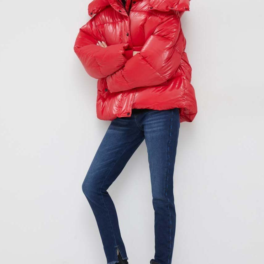Geacă roșie supradimensionată de iarnă Calvin Klein Jeans, din material matlasat, cu fibră REPREVE