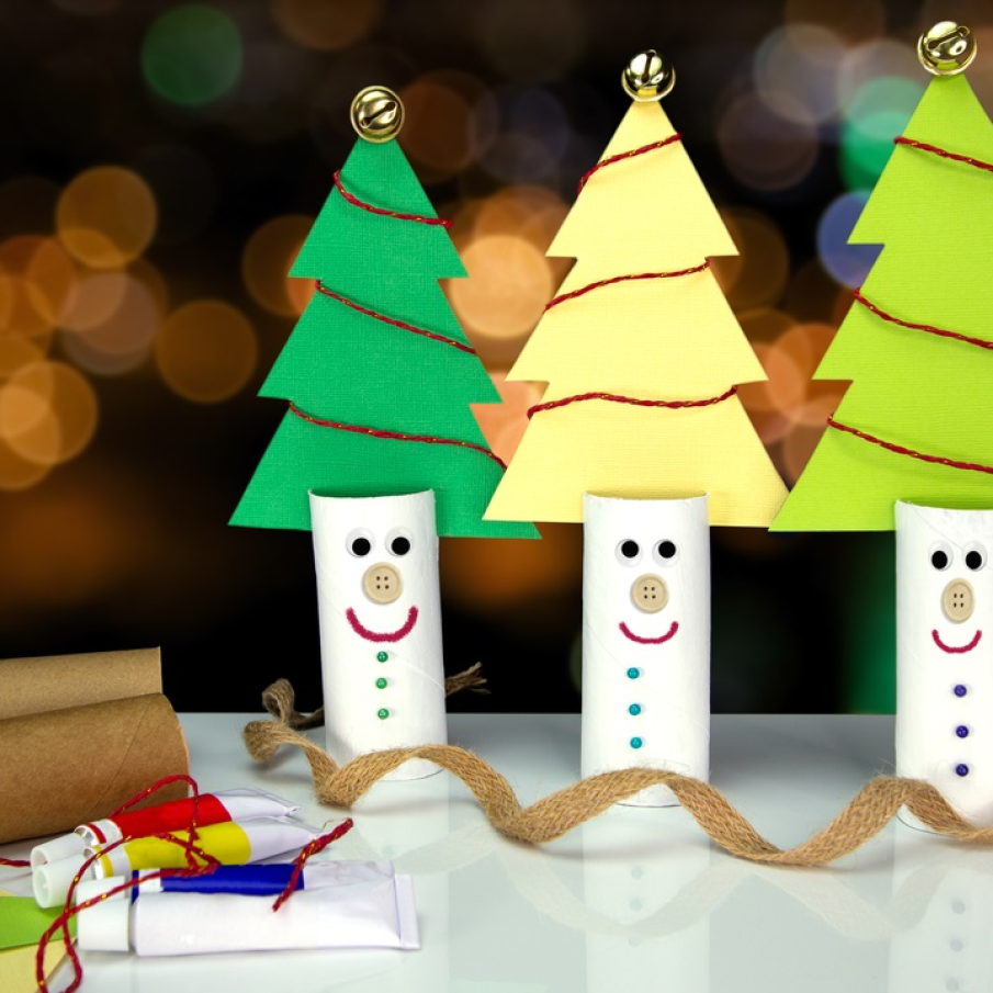 Brăduți zâmbăreți și haioși realizați din tuburi de hârtie igienică reciclată și carton decupat 