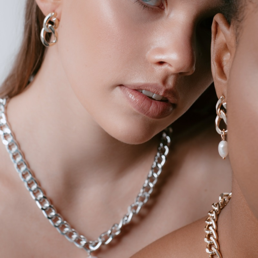 Lanțuri aurii și argintii cu pandantive tip pietre 