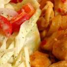 Gateste greceste: Gyros de pui cu tzatziki de ardei