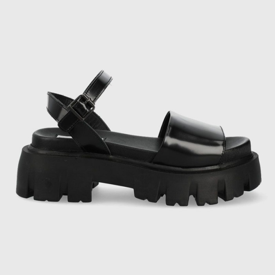 Sandale masive din colecția Steve Madden. Sunt confecționate din piele lăcuită și au talpa presată.