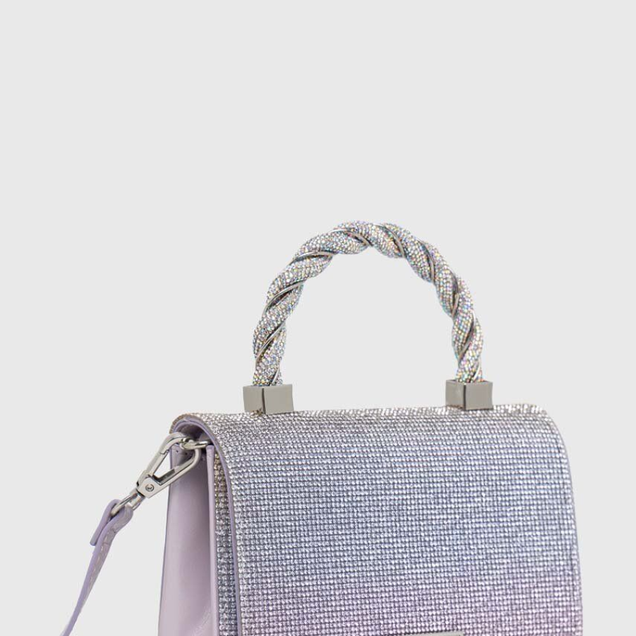 Poșetă argintie decorată cu particule de sticlă pentru un efect de strălucire intensă. Mânerul spectaculos este piesa ei de rezistență