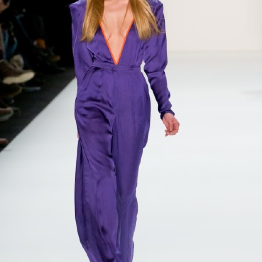 Salopeta cu decolteu in V foarte adanc