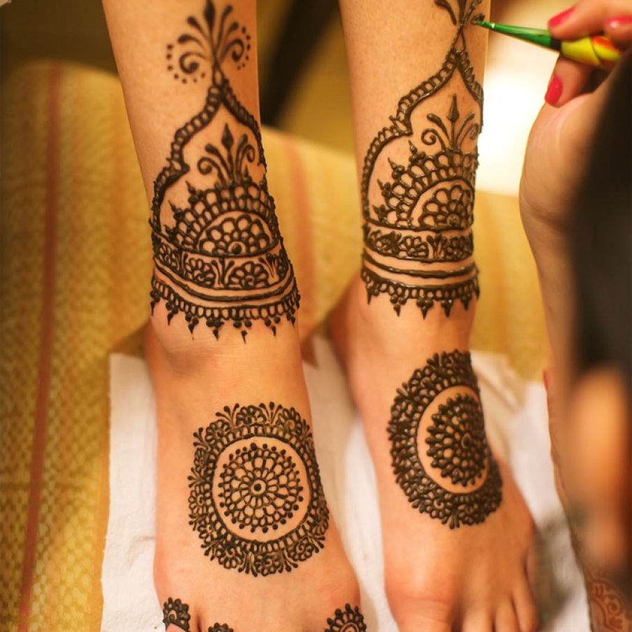 Model decorativ avand ca element central simbolul soarelui