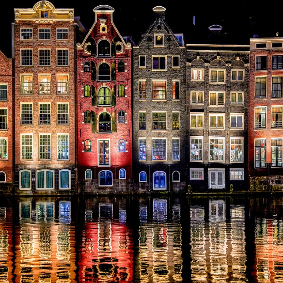 Clădiri rezidențiale din Copenhaga, Danemarca, reflectate cu lumini cu tot în strălucirea apei