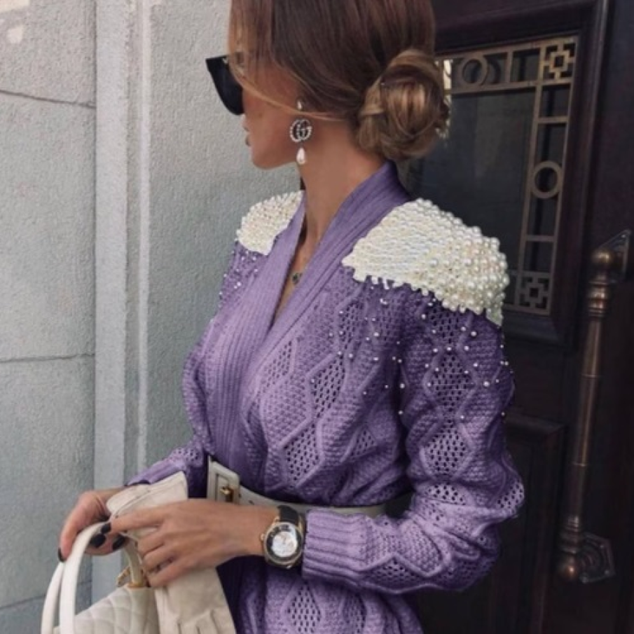 Cardigan lila cu perle artizanale decorative concentrate într-un procent mai mare în zona umerilor