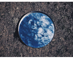 oglinda. Persoana pe care o iubesti iti seamana foarte bine sufleteste. 