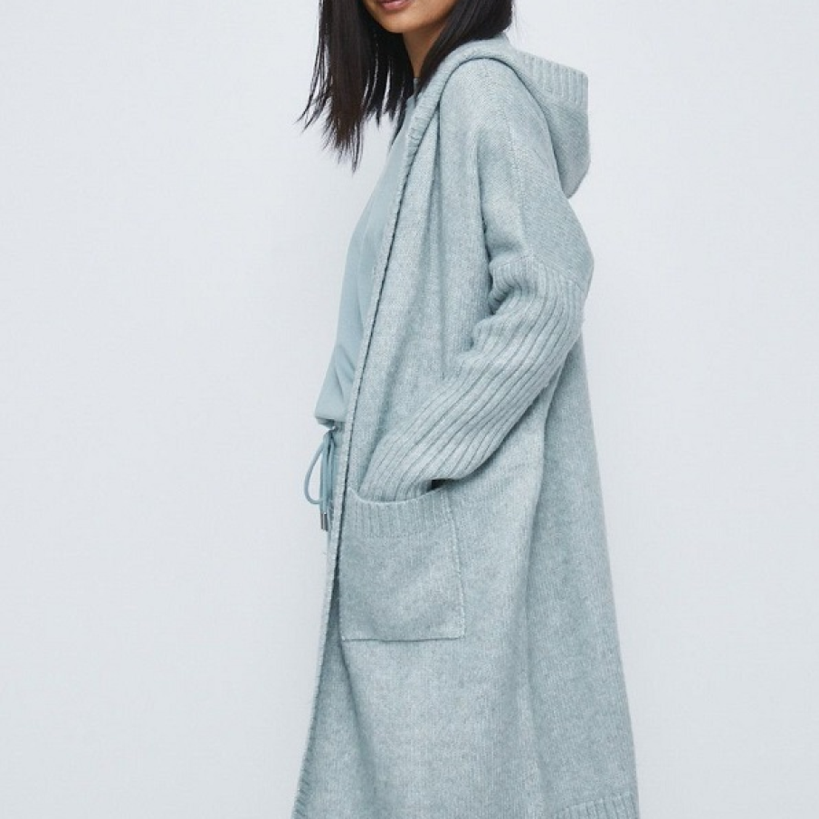 Cardigan baby blue, în nuanță dulce și deschisă de albastru, din colecția Medicine. Este confecționat din tricot neted.