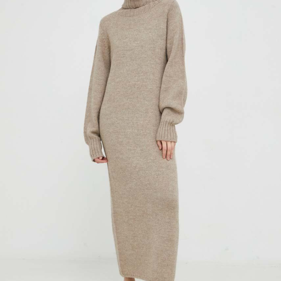 Rochie tricotată din lână Birgitte Herskind, în stil maxi, dreaptă, într-o plăcută nuanță de bej. Are în compoziție 65% Lână de merinos, 35% Alpaca