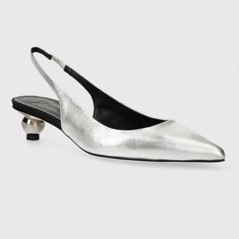 Pantofi de piele argintiu metalic, cu toc jos, gros, by Weekend Max Mara. Au călcâiul deschis și vârf ascuțit