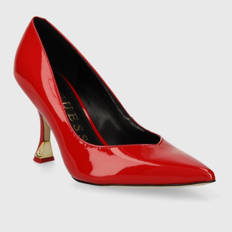 Pantofi spectaculoși cu toc subțire de 9 cm cu detalii metalice aurii, din piele lăcuita. Fac parte din colecția Guess